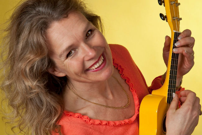 Kvinna som spelar på en guitarlele. Foto: Sture Ekendahl