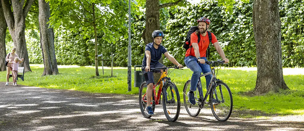 Foto på två personer som cyklar över en bro i Enköping.