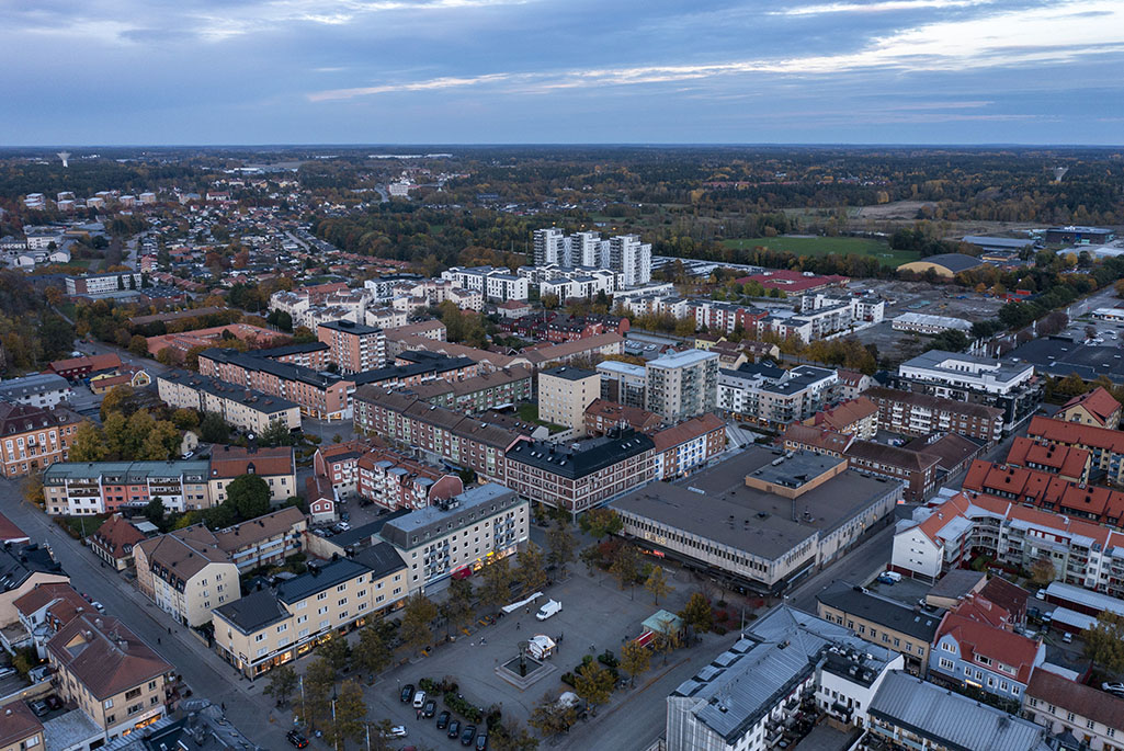 Foto på Enköping stad ovanifrån. På bilden syns bland annat Stora torget, Paushuset, Idrottshuset och Korsängsfältet. Utöver det syns många byggnader som står i centrala Enköping.