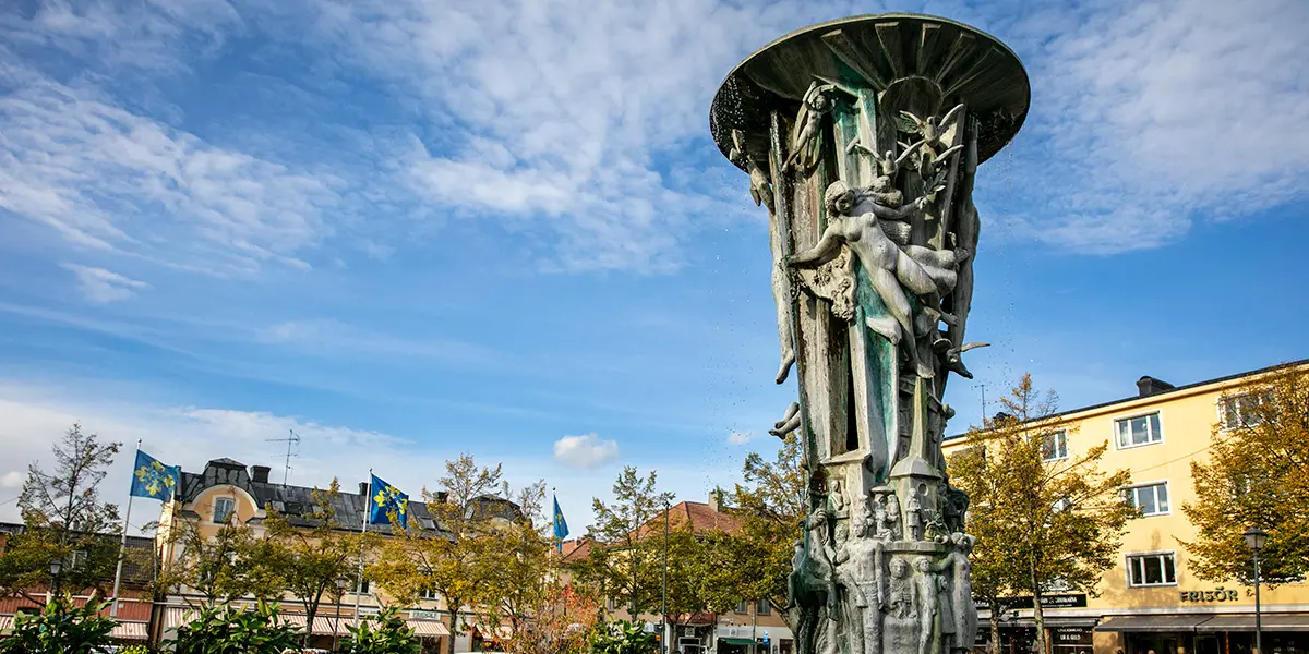 Foto på fontänen som står på Stora torget i Enköping.
