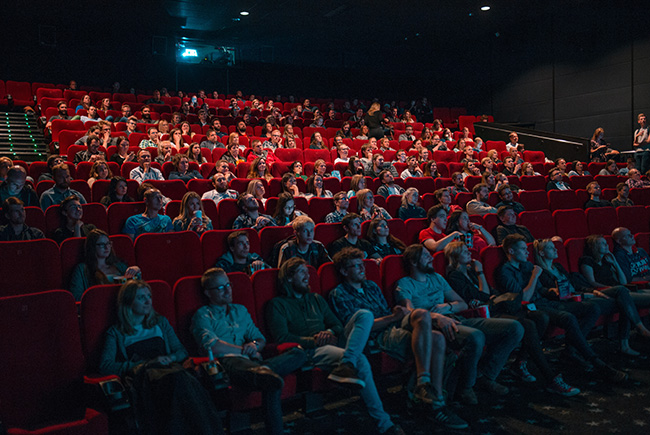 Bild på publik som tittar på bio.